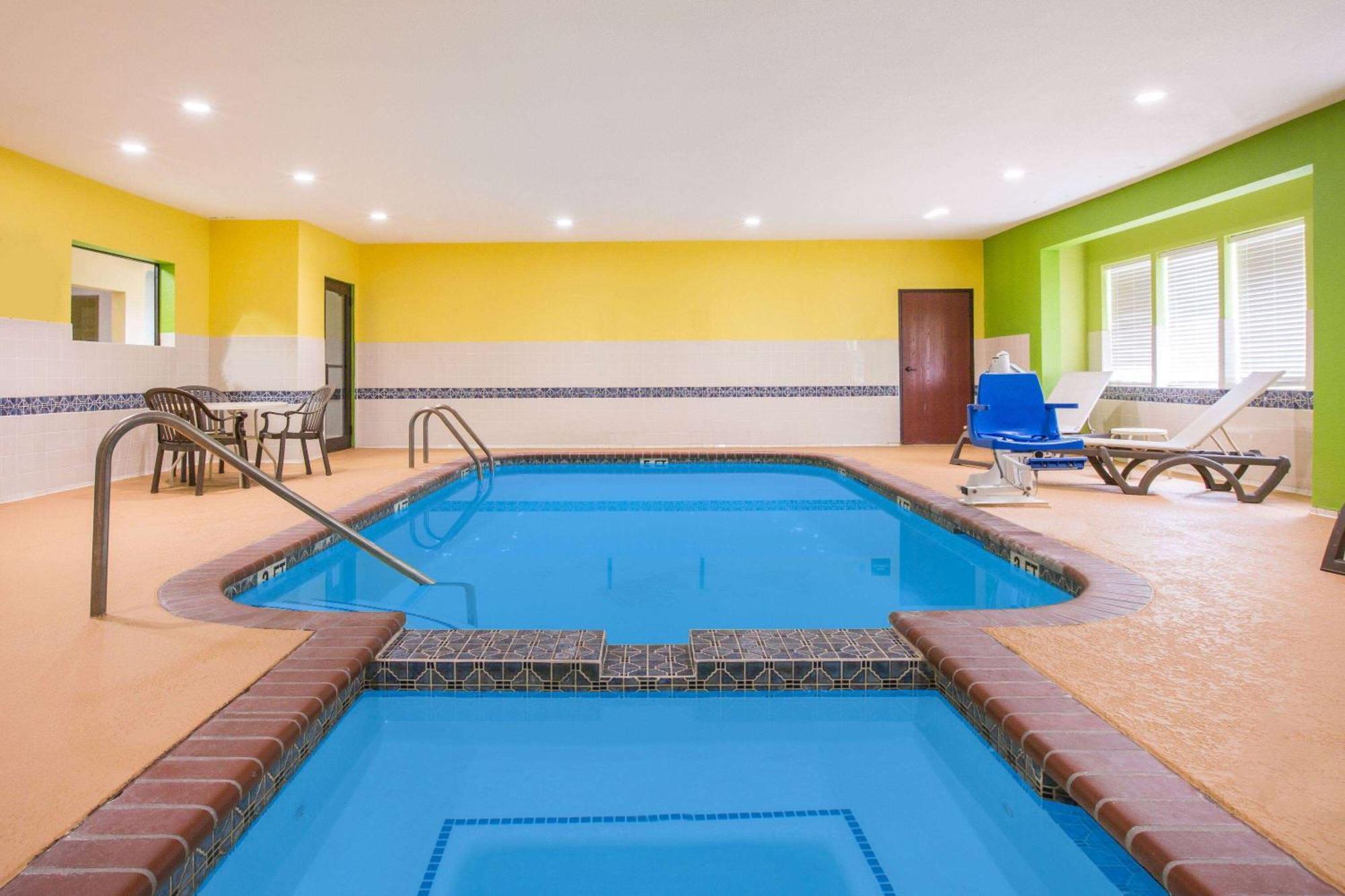 Super 8 By Wyndham Port Arthur/Nederland Area Bagian luar foto
